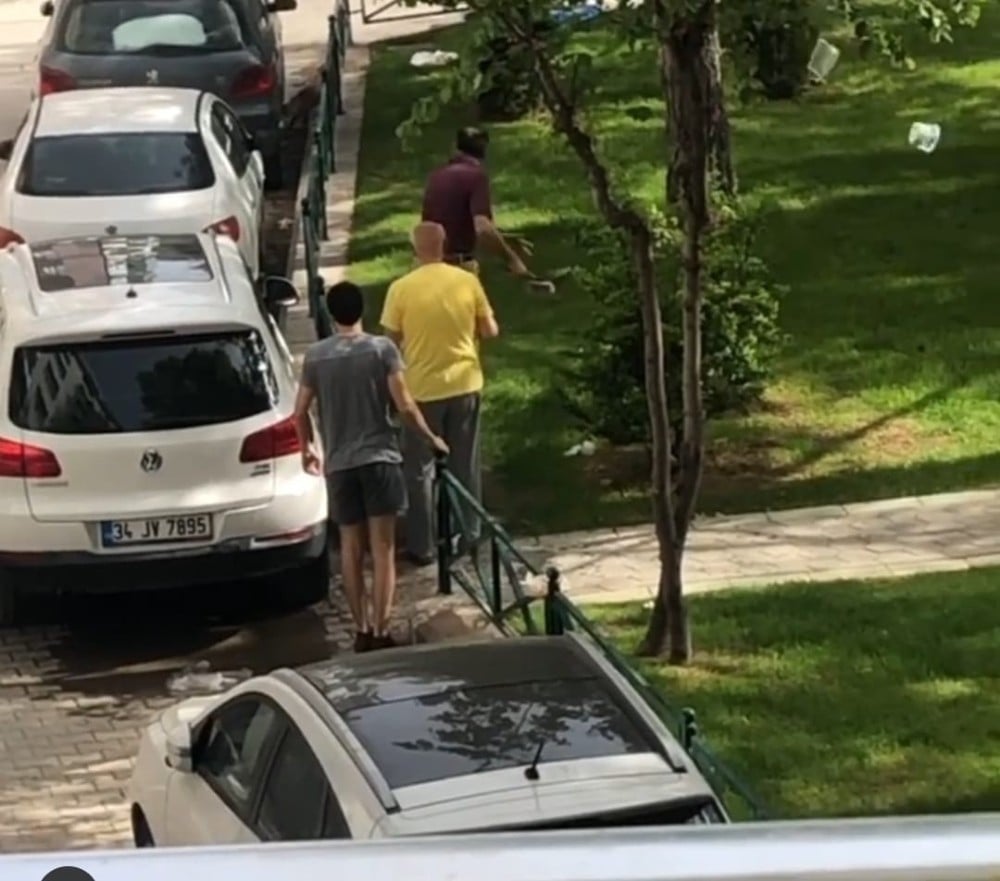 Sokak hayvanların rızkını tekmeledi, daha sonra özür diledi 