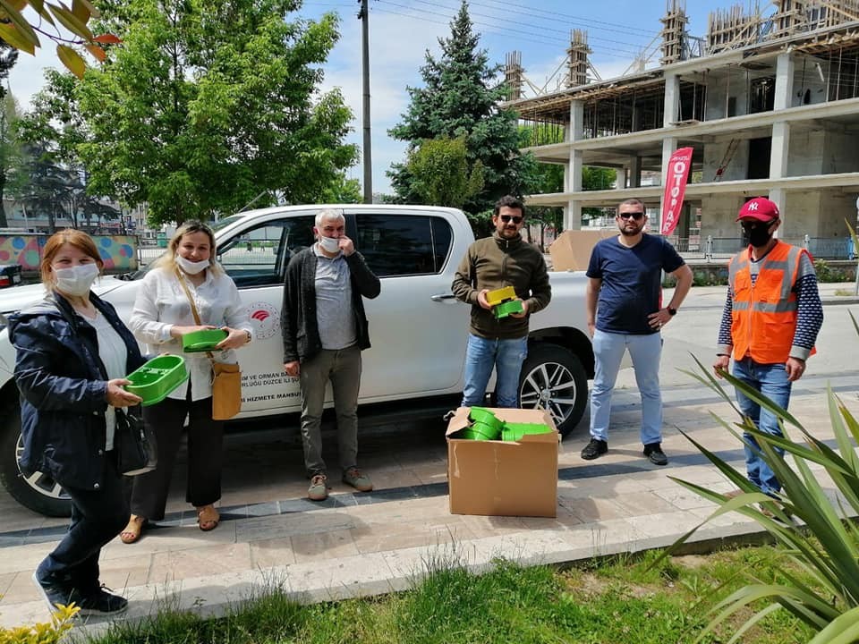 Sokak hayvanlarına mama ve su dağıtımı sürüyor 