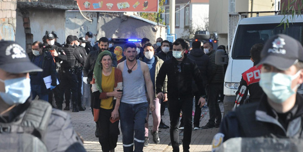 Sokak kısıtlamasında taşlı sopalı kavga!