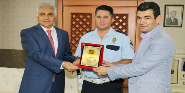 Sokak köpeğine elleriyle su içiren polise plaket