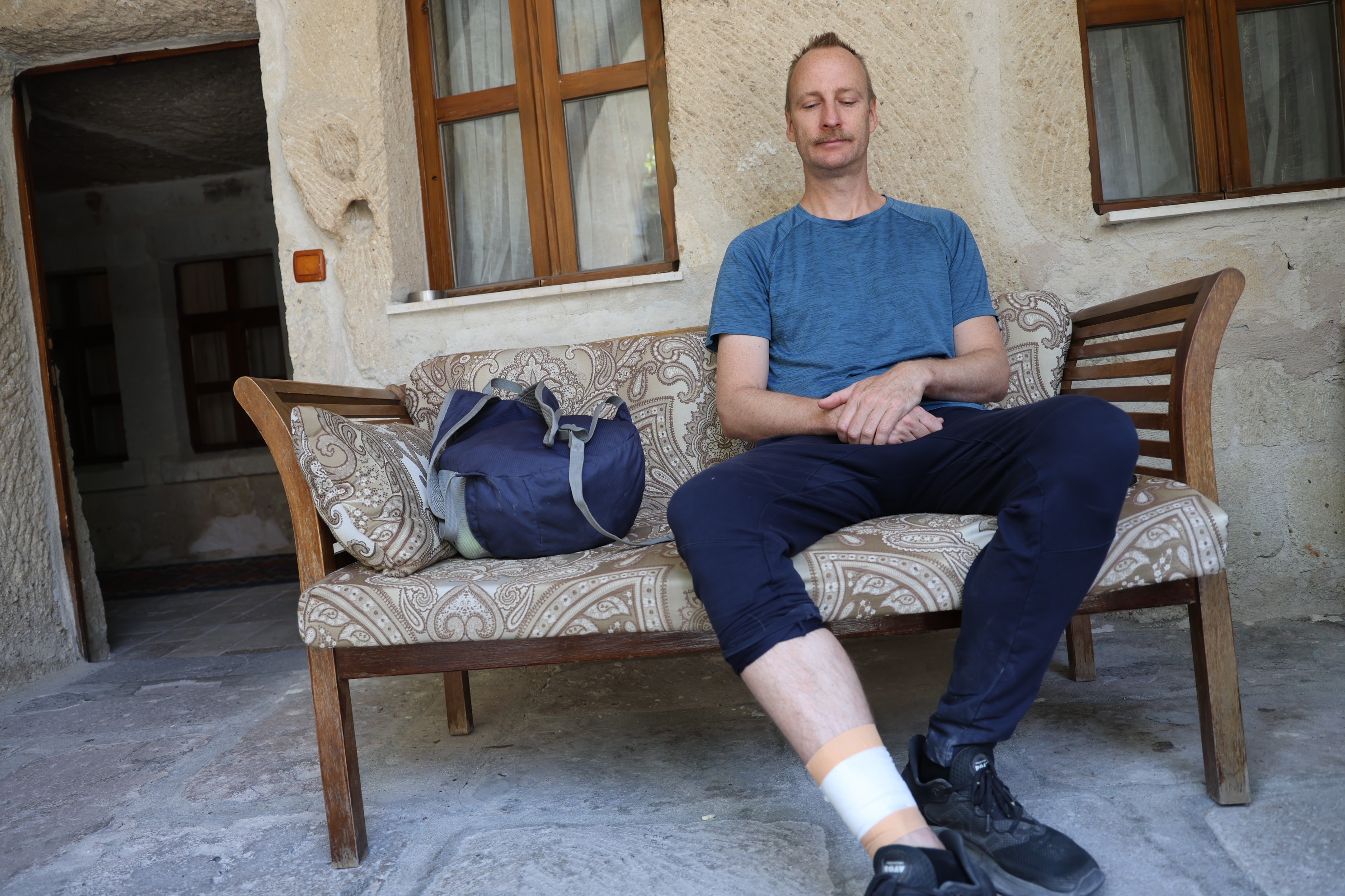 Sokak köpekleri turisti yaraladı