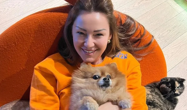 Sokak köpeklerinin yılmaz savunucusu! Meğer kocasının Köpek maması şirketi varmış