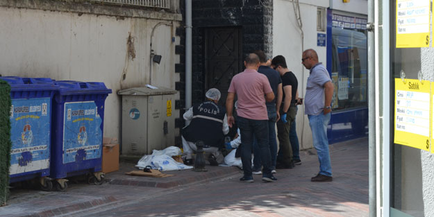Sokak ortasında 5 el bombası ve lav silahı bulundu