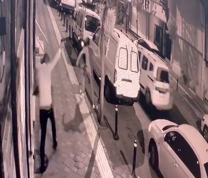 Sokak ortasında aracı kurşun yağmuruna tutular 