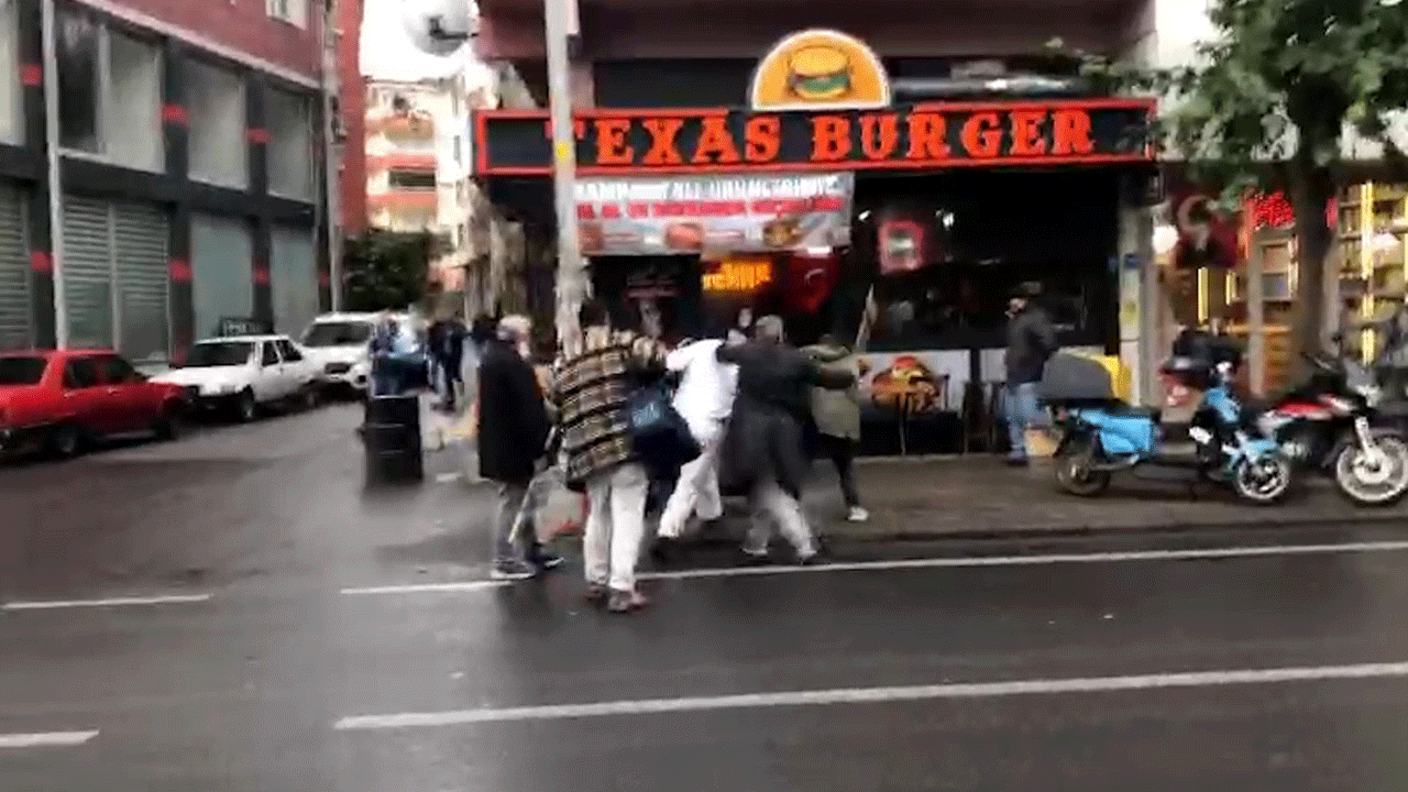 Sokak ortasında bastonlu dayak! O anlar kamerada