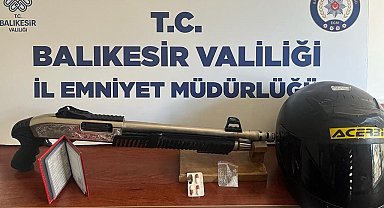 Sokak ortasında bıçaklı gasp!