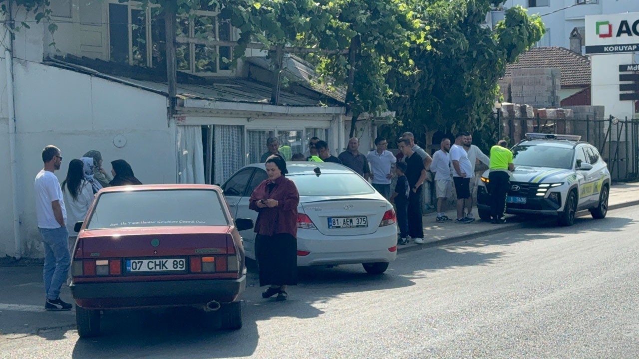 Sokak ortasında çarpıştılar, araç evin duvarına girdi!