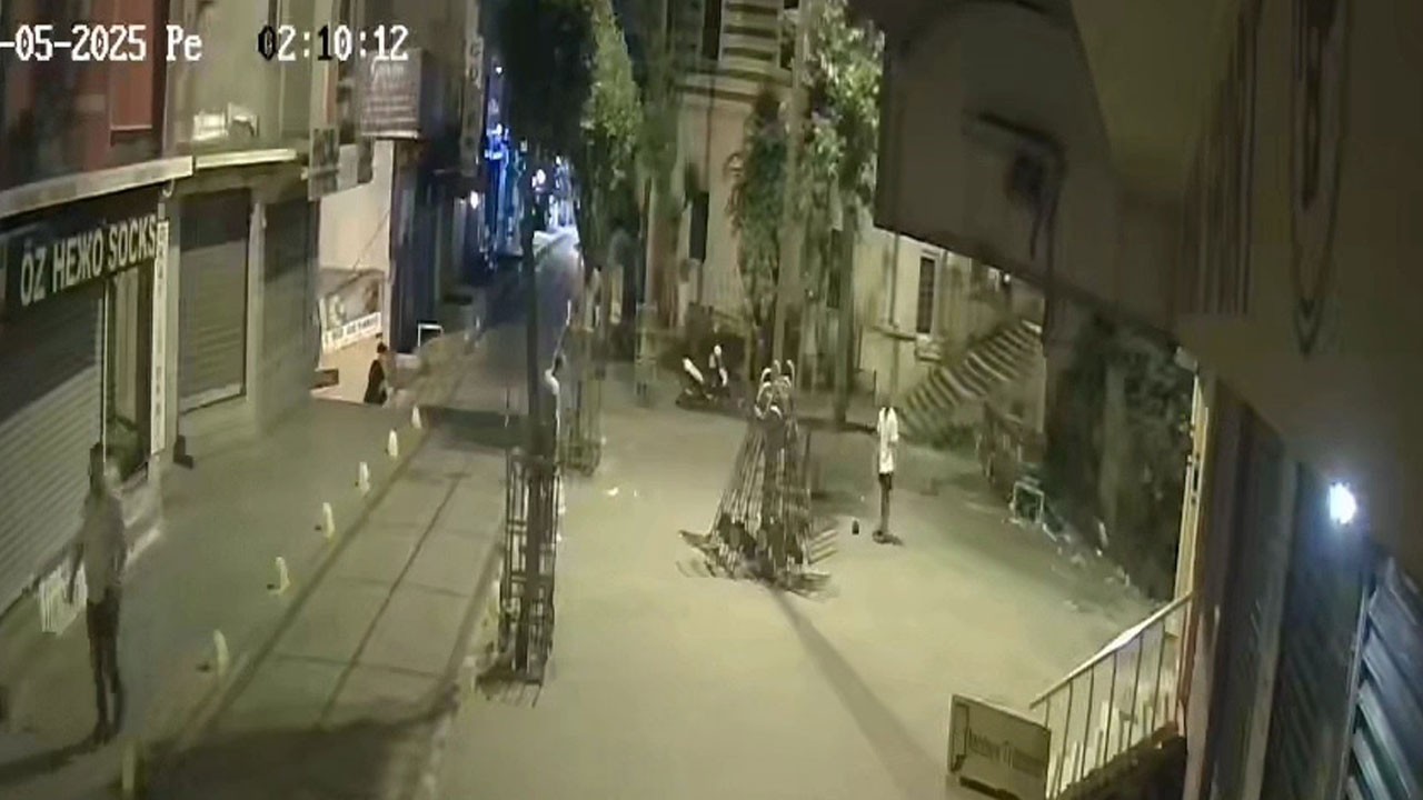 Sokak ortasında cinayet! Başında bekleyip telefonunu çaldı