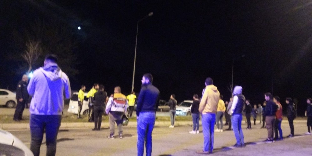 Sokak ortasında dansöz oynatarak doğum günü partisi yapan gençlere polisten baskın 