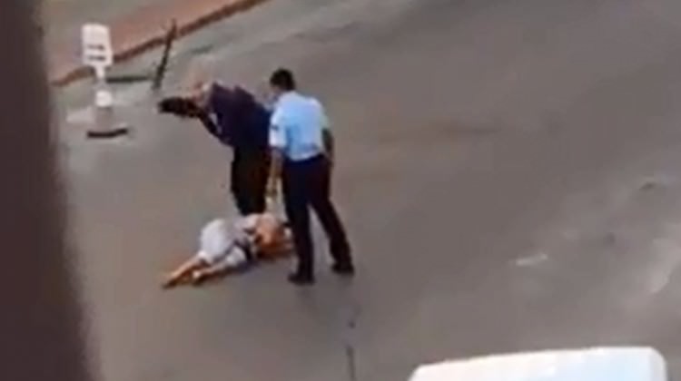 Sokak ortasında dehşet! 2 polis görevden uzaklaştırıldı!