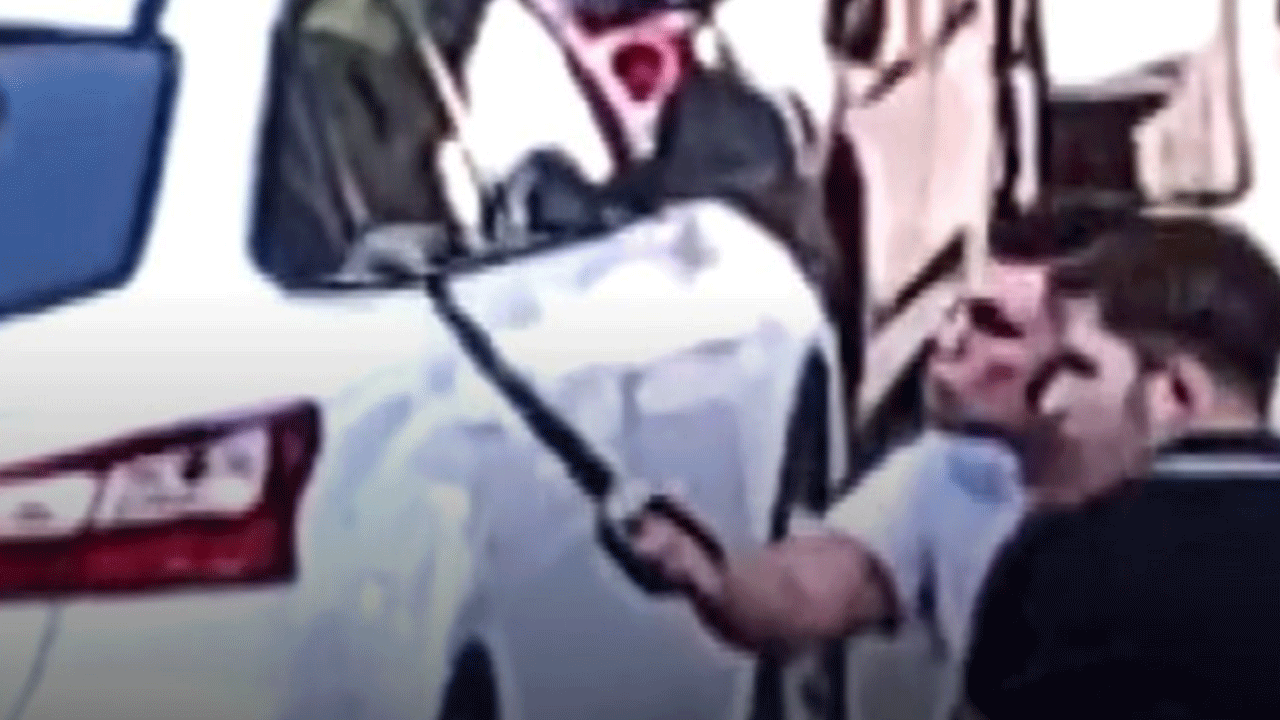 Sokak ortasında dehşet anları! Şimdi de palayla saldırdılar!