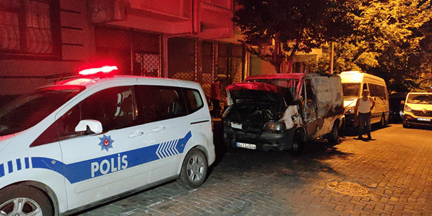 Sokak ortasında duran araç alev topuna döndü