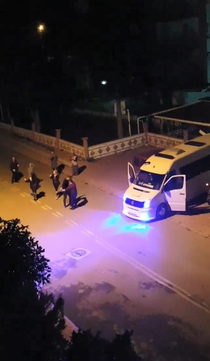 Sokak ortasında ‘erik dalı’ oynayarak sağlık çalışanlarına ‘destek’ verdiler, sosyal mesafeyi unuttular 