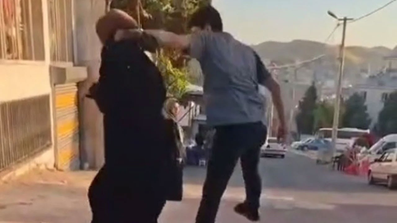 Sokak ortasında eşine yumruk atan maganda kamerada