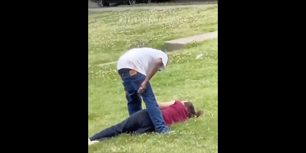 Sokak ortasında eşini döven adama mahalleliden büyük sürpriz