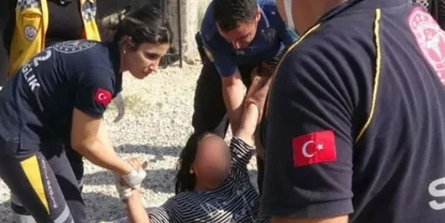 Sokak ortasında kadına şiddet! Karısının kafasına taşla vurdu