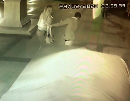 Sokak ortasında kadından erkeğe şiddet 