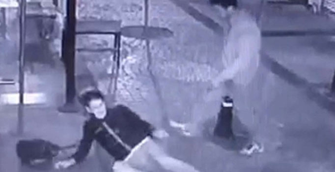 Sokak ortasında kız arkadaşını döven kişi enselendi