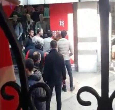 Sokak ortasında kızlarına kavgasına tokatlı tepki 