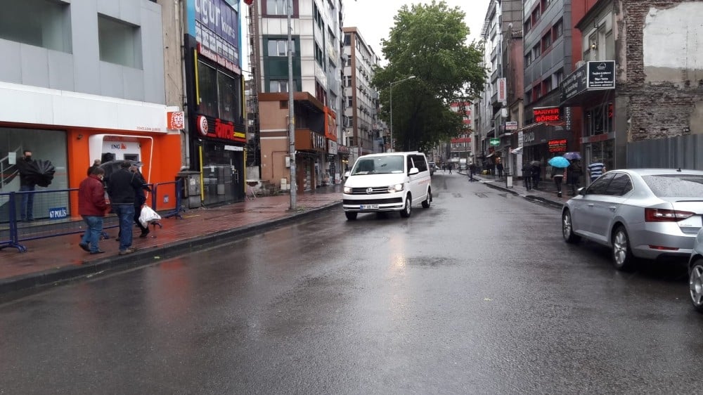 Sokak ortasında komaya girdi, zorla çikolata yedirmeye çalıştılar 