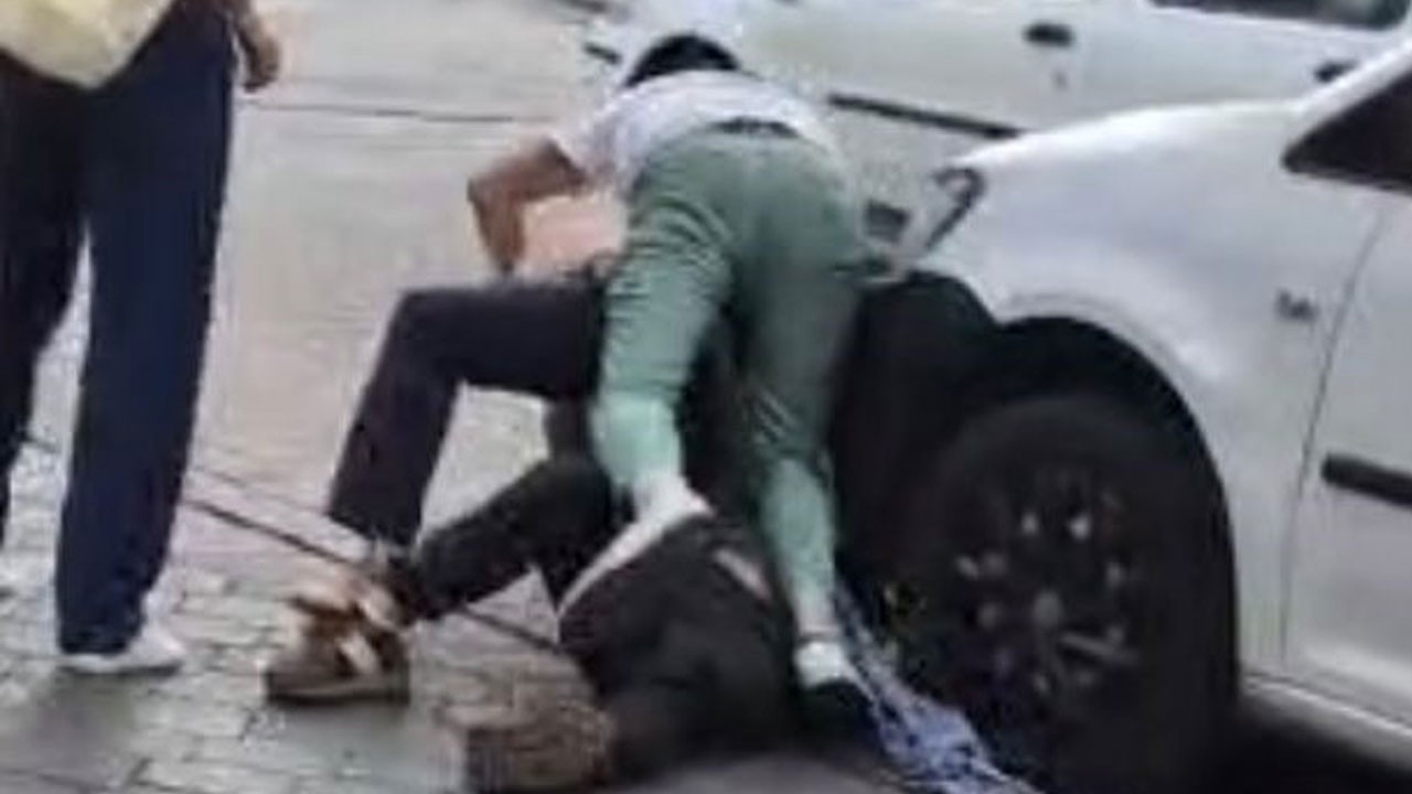 Sokak ortasında korkunç dakikalar! Bıçağı sırtına sapladı