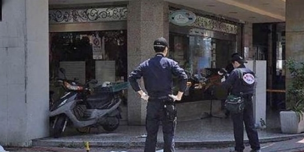 Sokak ortasında küçük kızın başını kesti!