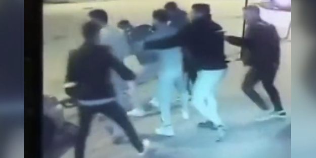 Sokak ortasında on kişi bir kişiyi acımasızca dövdü!
