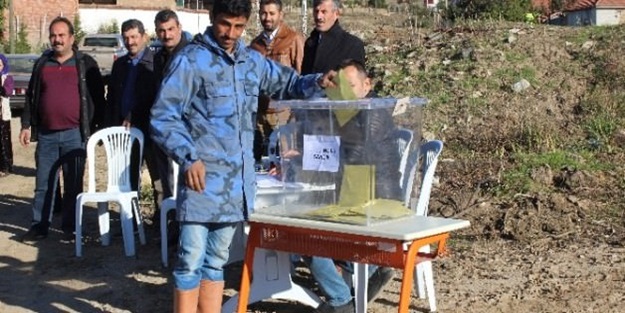 Sokak ortasında oy kullandılar