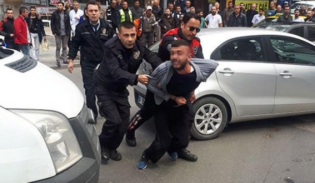 Sokak ortasında polise bıçak çektiler!