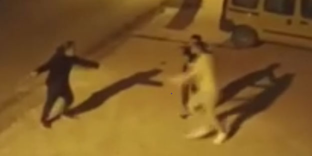 Sokak ortasında satırlı sopalı kavga