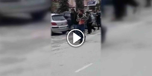 Sakarya'da sokak ortasında silahlı çatışma anı kamerada