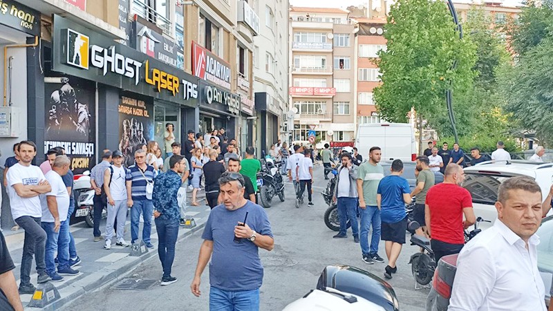 Sokak ortasında silahlı çatışma: Cadde kan gölüne döndü