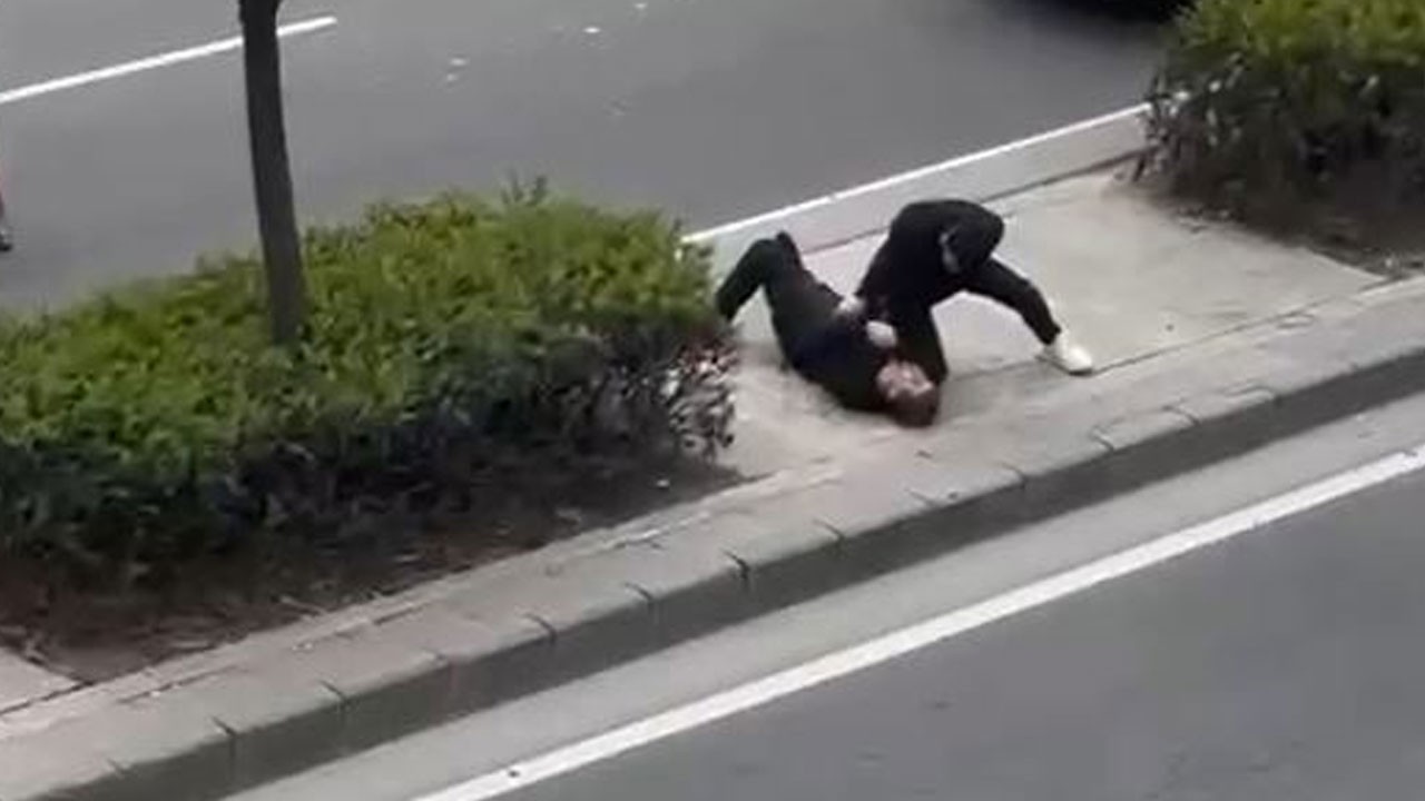 Sokak ortasında şok görüntüler! Babasını tek yumrukla bayıttı