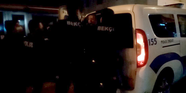 Sokak ortasında tuvaletini yaptı polise tekme attı!