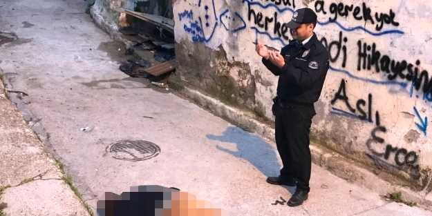 Sokak ortasında yaşlı adamın cansız bedenini bulan polis...