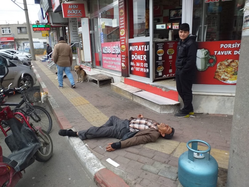 Sokak ortasında yığıldı, korona korkusu yaklaştırmadı 