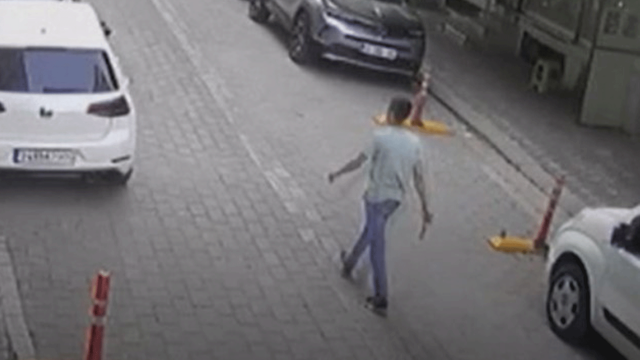 Sokak sokak dolaşıp elindeki bıçakla lastikleri patlattı!