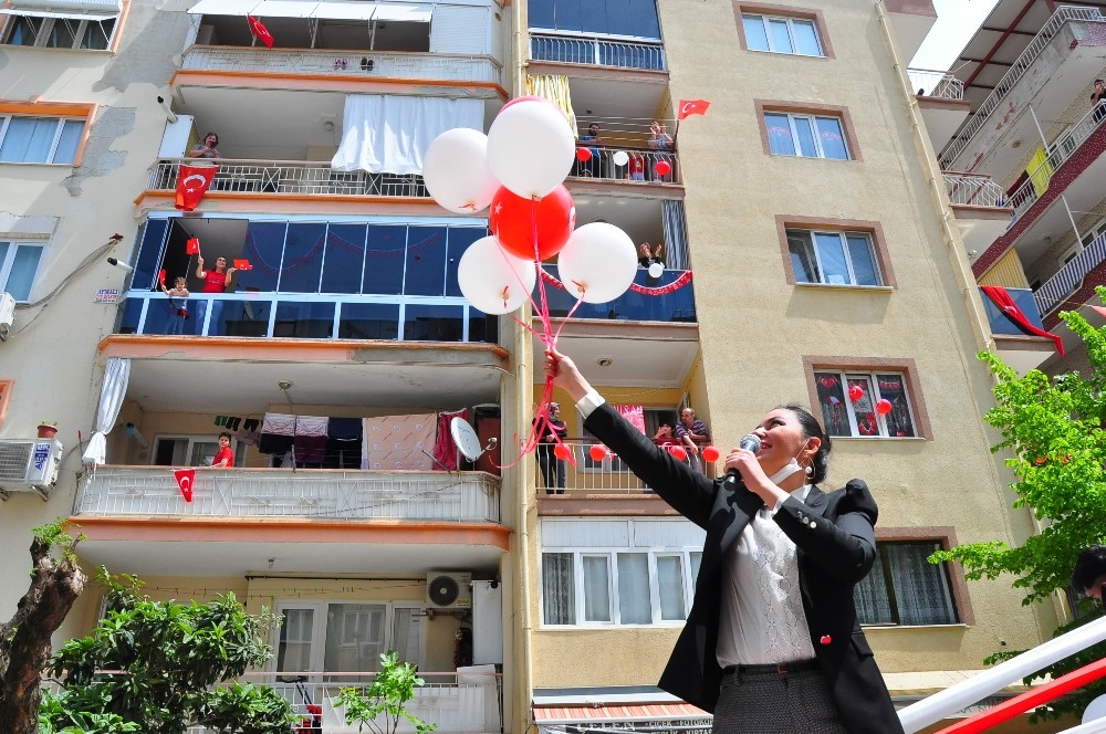 Sokak sokak gezdi, öğrencilerini sevindirdi 