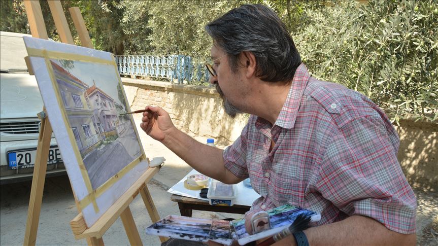 Sokak sokak gezdiği kentini tabloya resmetti