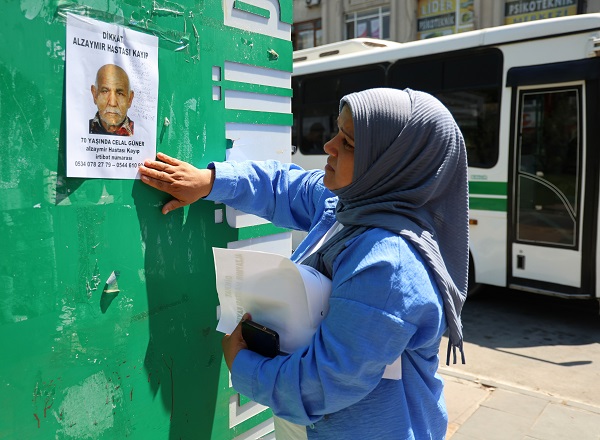 Sokak sokak gezip babasını arıyor