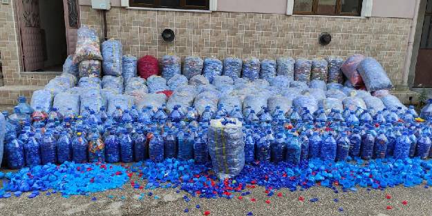  Sokak sokak gezip engelliler için 3 yılda 1 ton kapak topladı