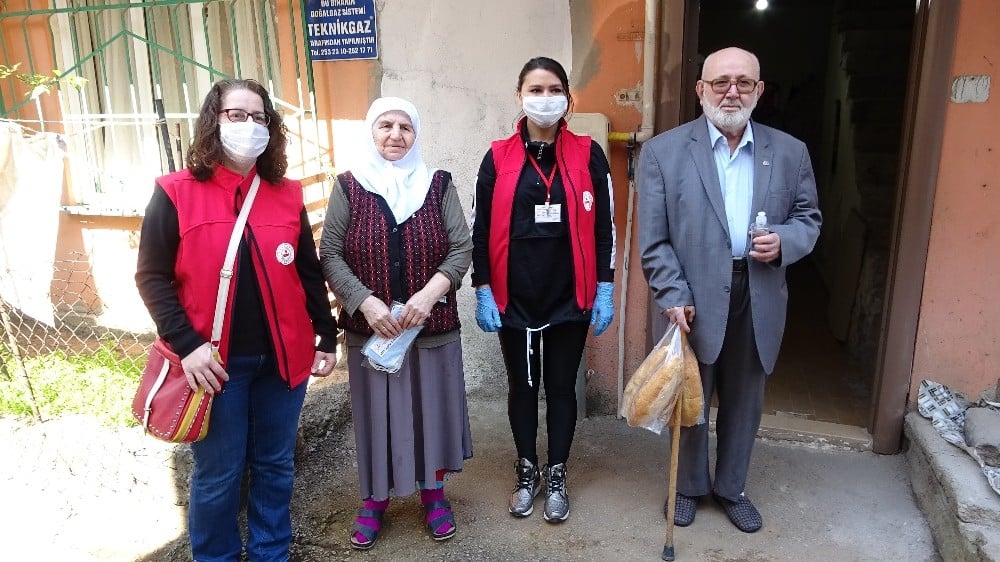 Sokak sokak gezip ihtiyacı olanların yardımına koşuyorlar 