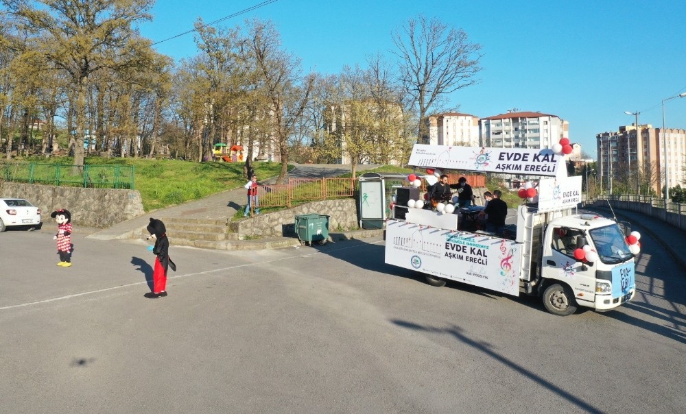 Sokak sokak gezip konser veriyorlar 