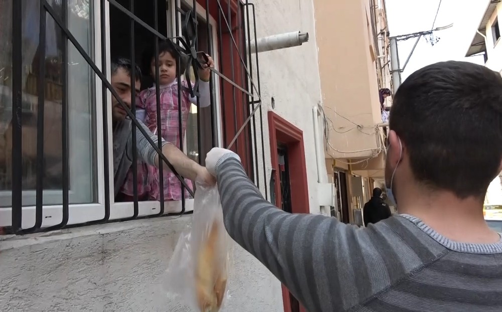 Sokak sokak gezip vatandaşları sıcak ekmekle buluşturdular 