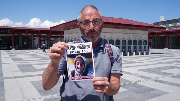 Sokak sokak geziyor! Her yerde annesini arıyor