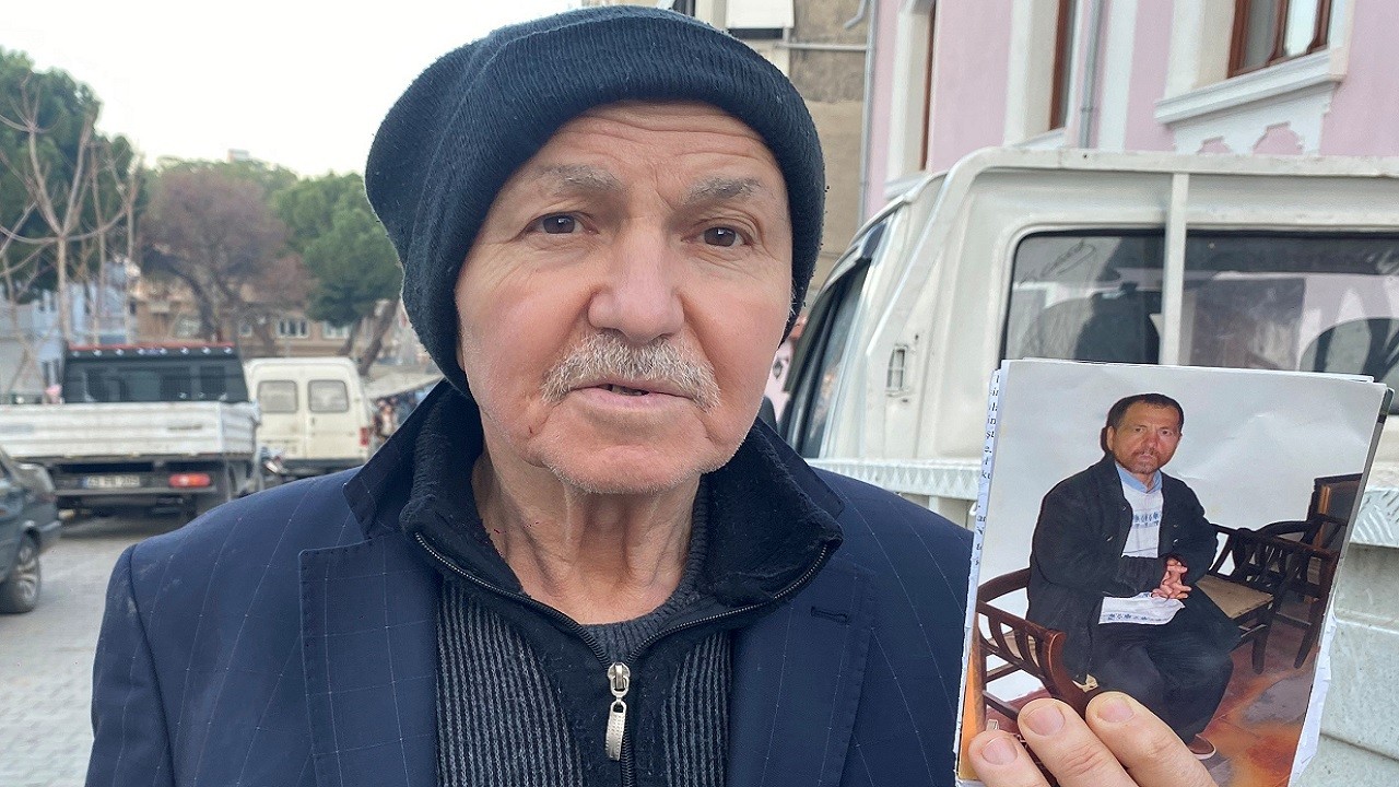 Sokak sokak kardeşini arıyor