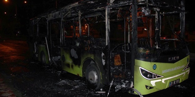 Sokak teröristleri otobüsü yaktı!