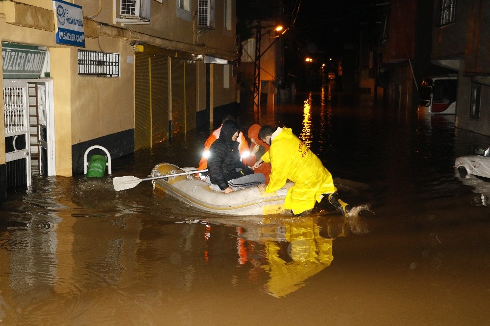 Sokaklar 1 metre su altında kaldı, mahsur kalan 9 kişi botla kurtarıldı 
