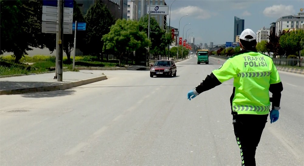 Sokaklar boş ama onlar görev başında 