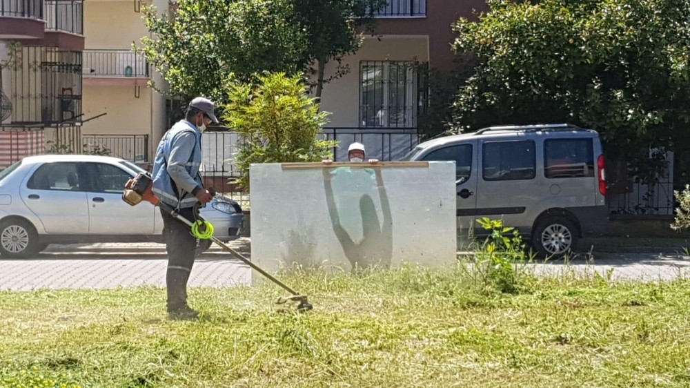Sokaklar boş kalınca belediye ekipleri bahar temizliği yaptı 